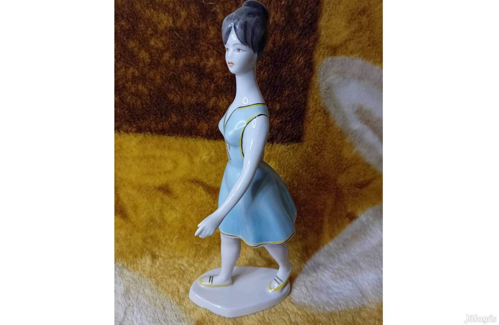 26045 Hollóházi porcelán kék ruhás sétáló nő