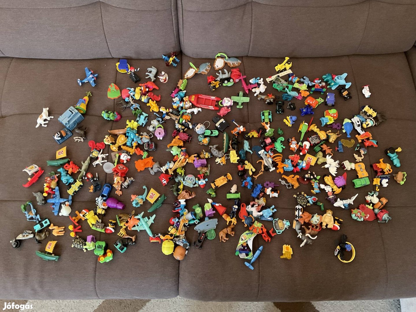 260 db teljesen kirakott Kinder tojás játék eladó!