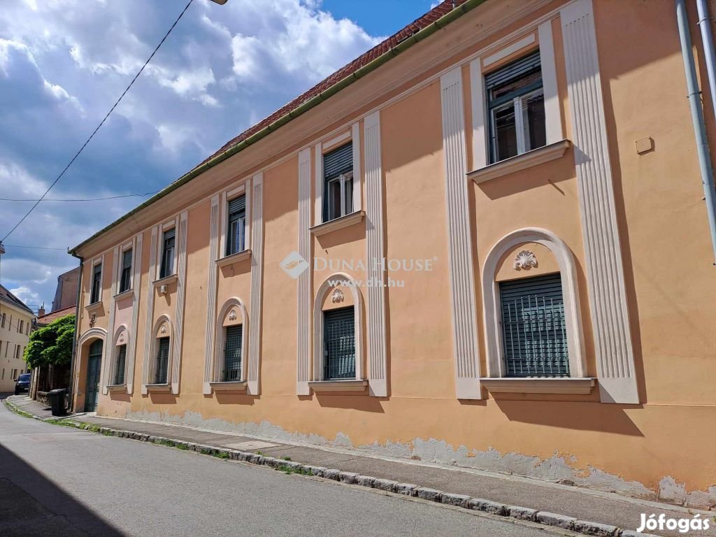 262 nm-es lakás eladó Pécs