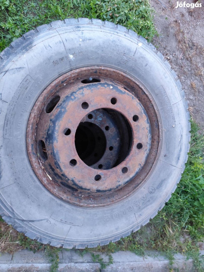 265/70 R 19.5 méretű felnire szerelt gumiabroncs Mbp pótkocsi