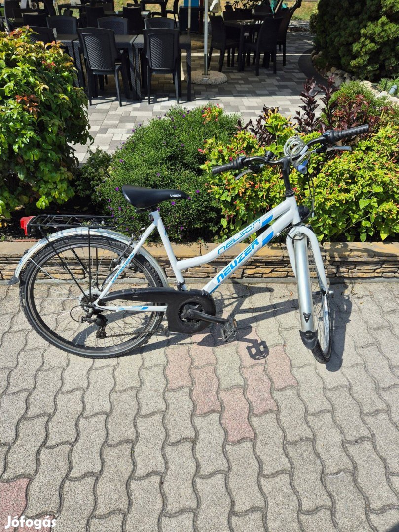 26" Felnőtt alacsony vázas duplafalu defektűrő gumis kerékpár 28 sz