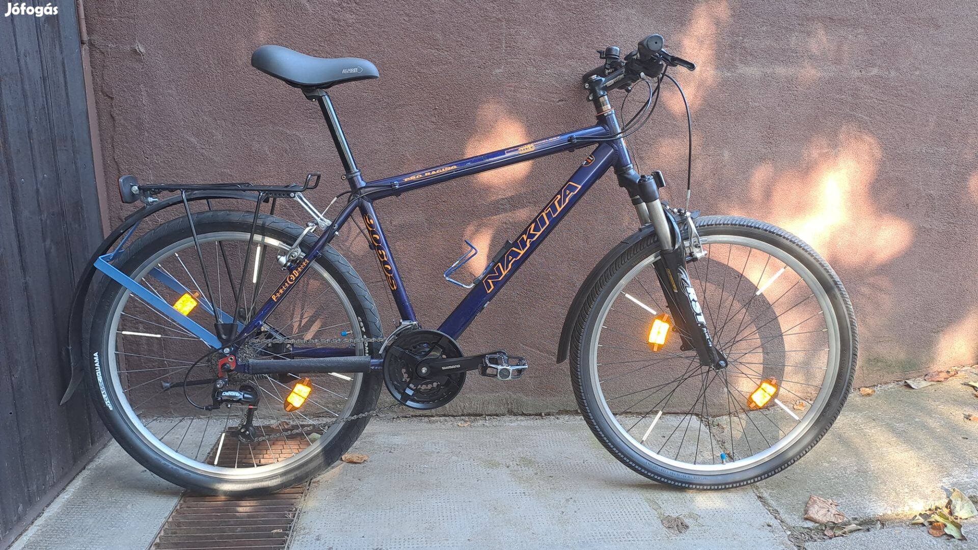 26"-os kerekű, 21 sebességes mountain bike első teleszkóppal, V fékkel