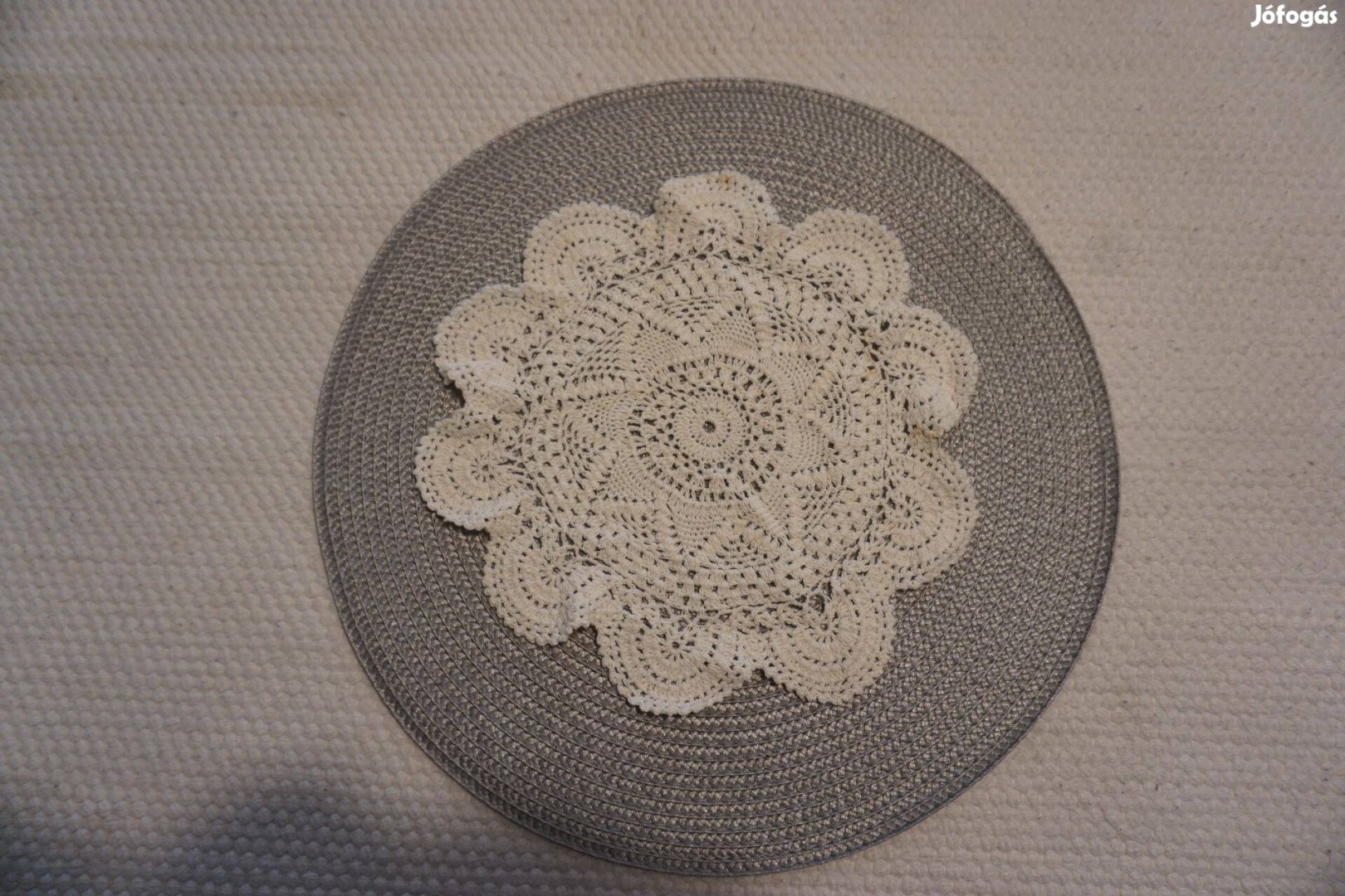 26 cm.-es kerek fehér csipke alátét terítő eladó
