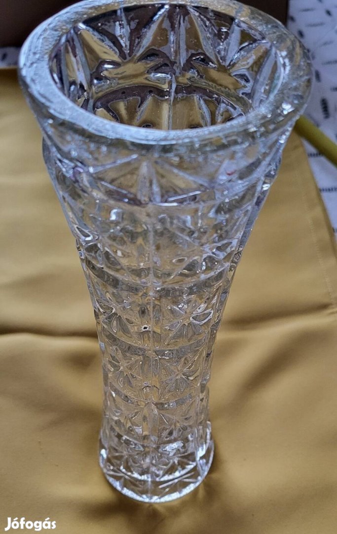 26 cm-es hibátlan, csiszolt üveg váza.