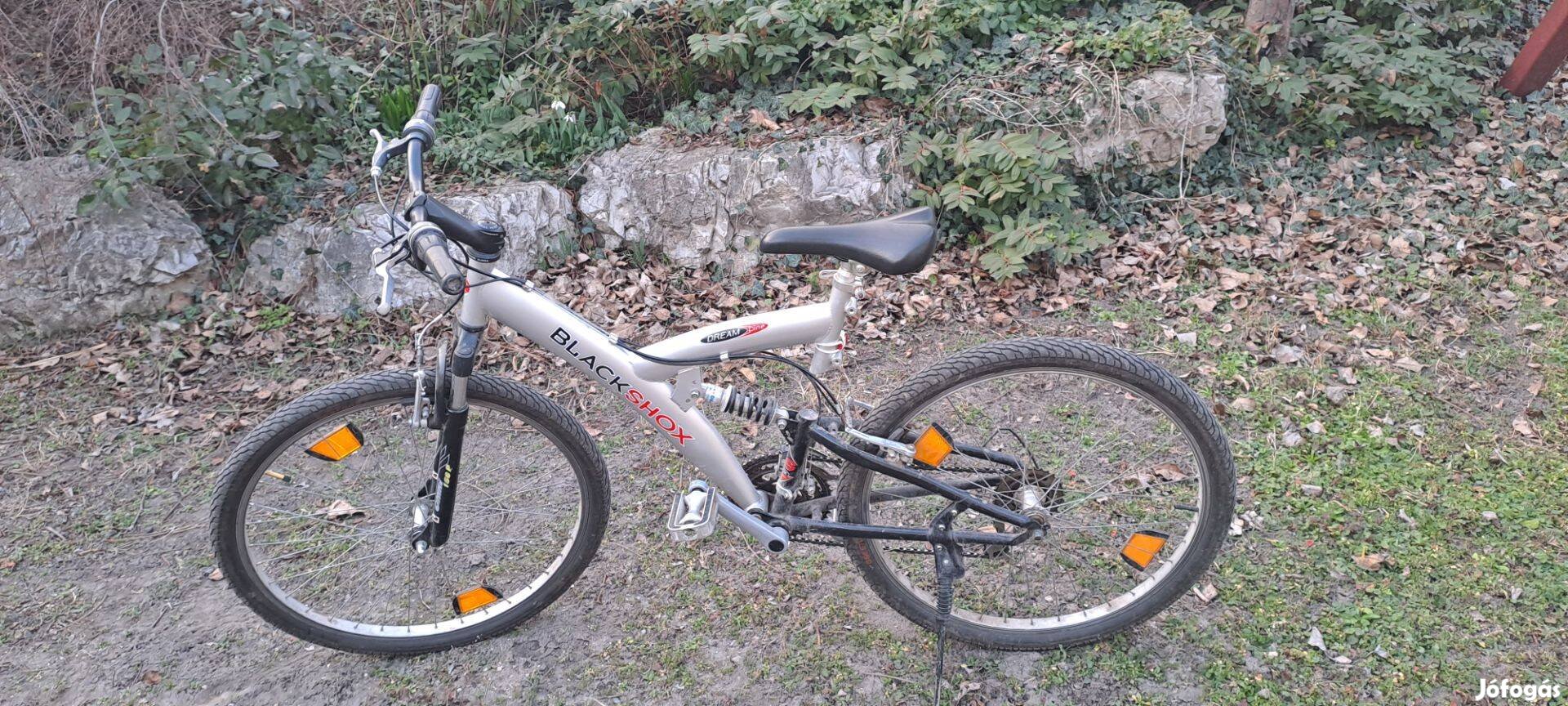 26-os fiú kerékpár