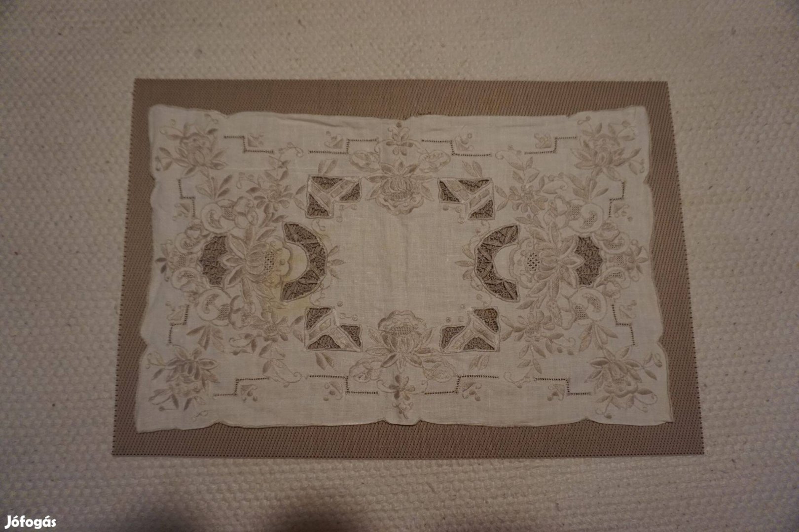 26x41 cm.-eshímzett és riselt díszes terítő eladó