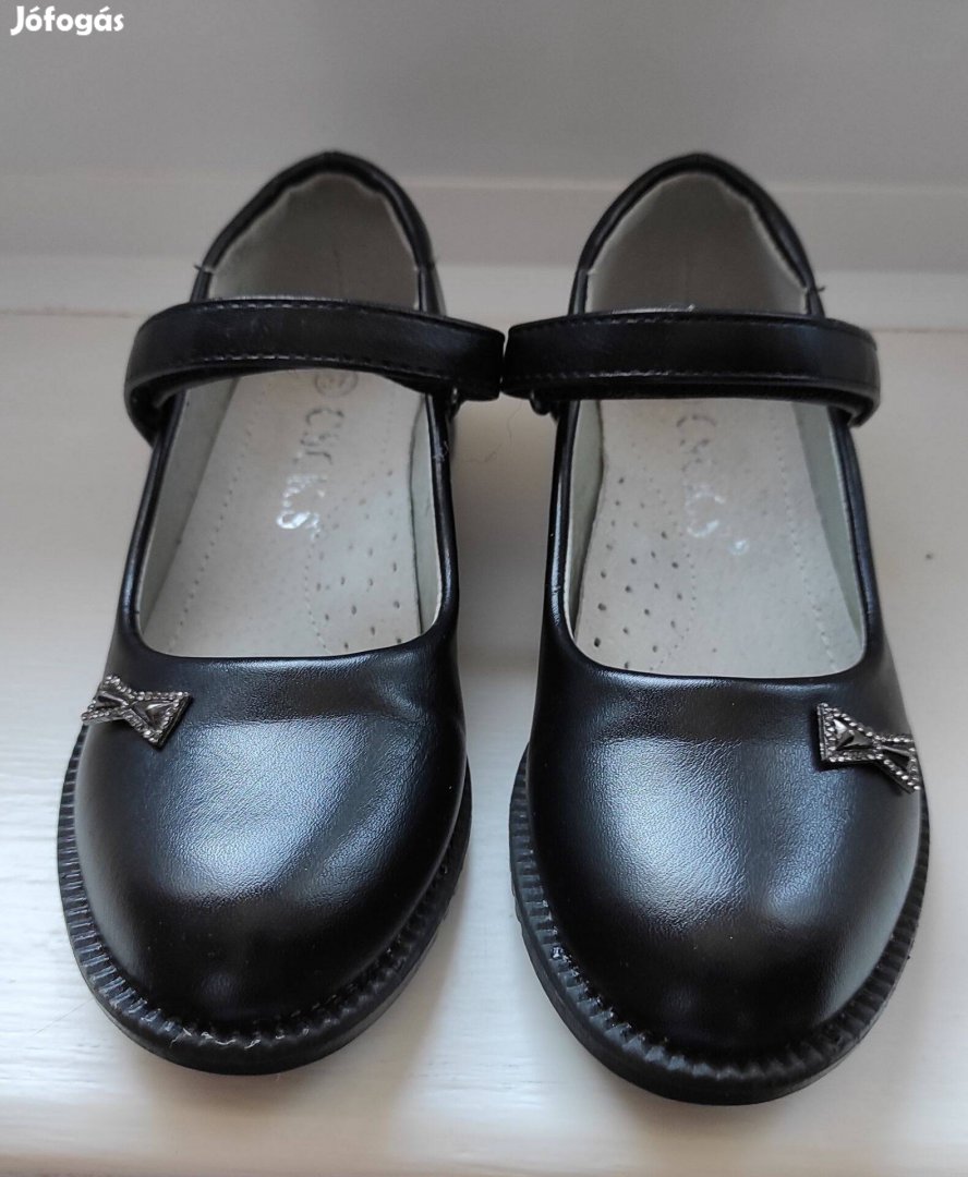 27-es egyszer használt fekete kislány cipő eladó