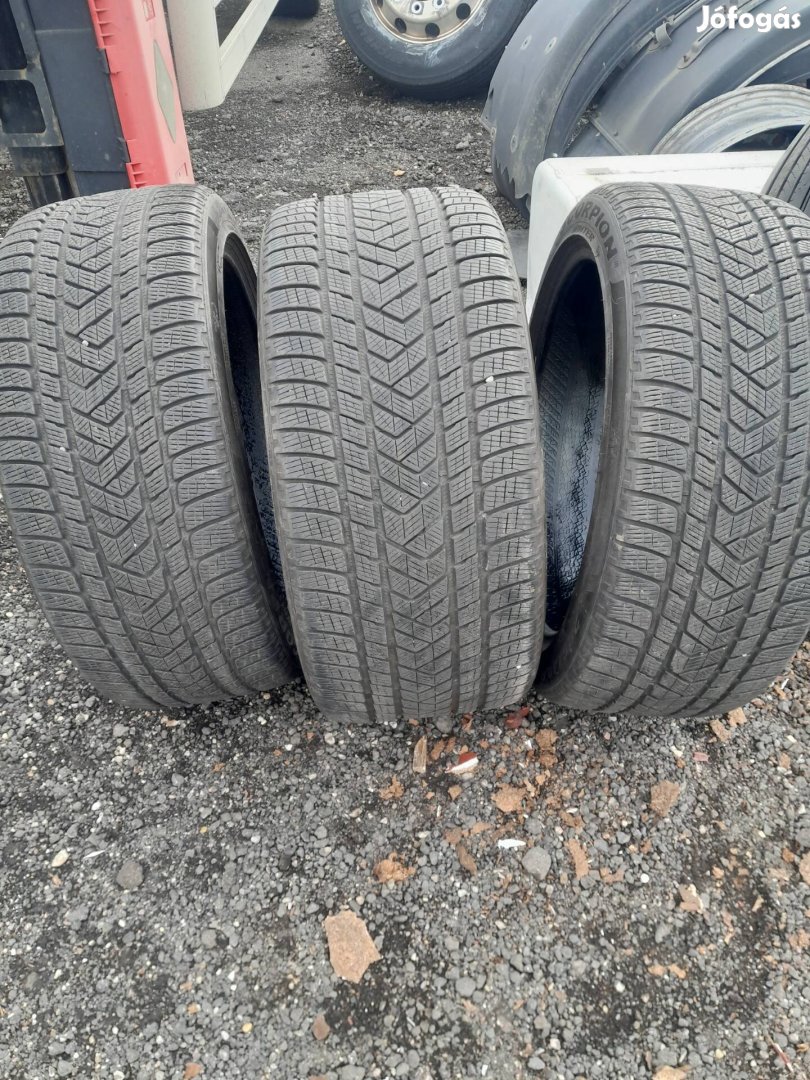 285/40 R22 Pirelli téli gumi 