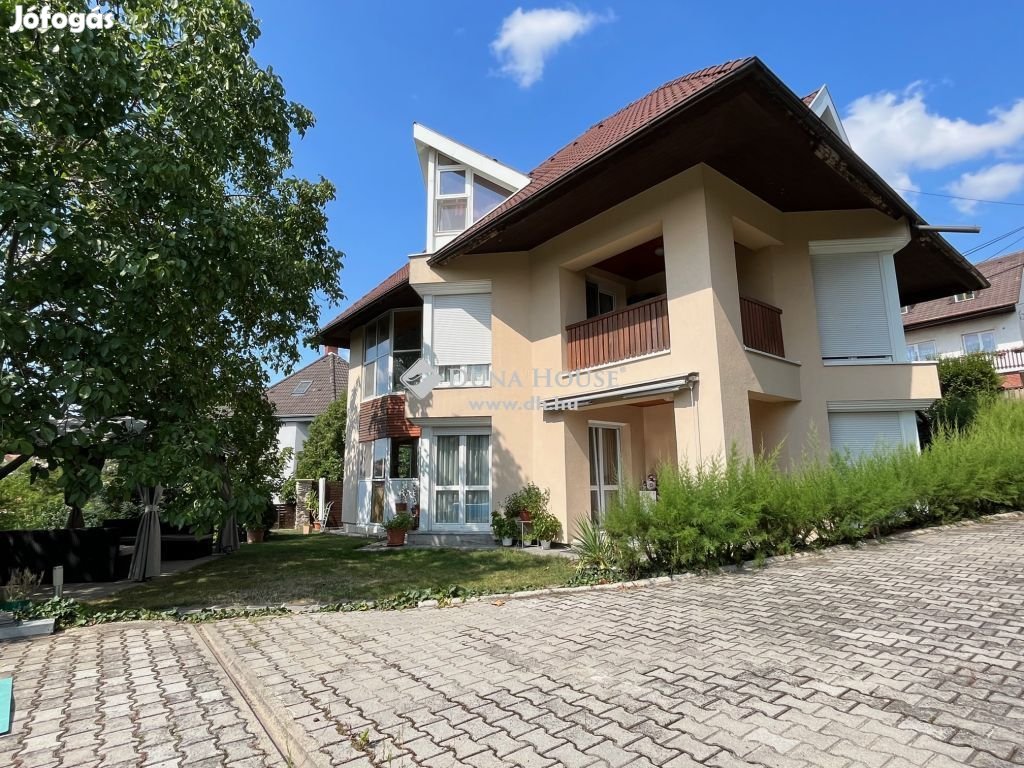 285 nm-es ház eladó Veszprém