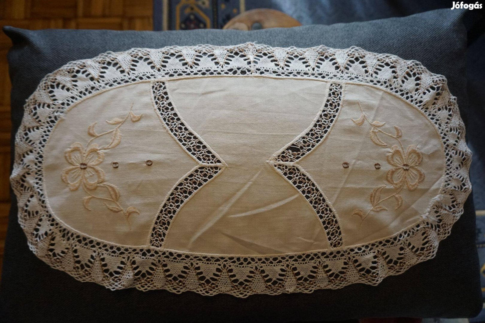 28x55 cm.-esriselt és hímzett ellipszis alakú terítő eladó