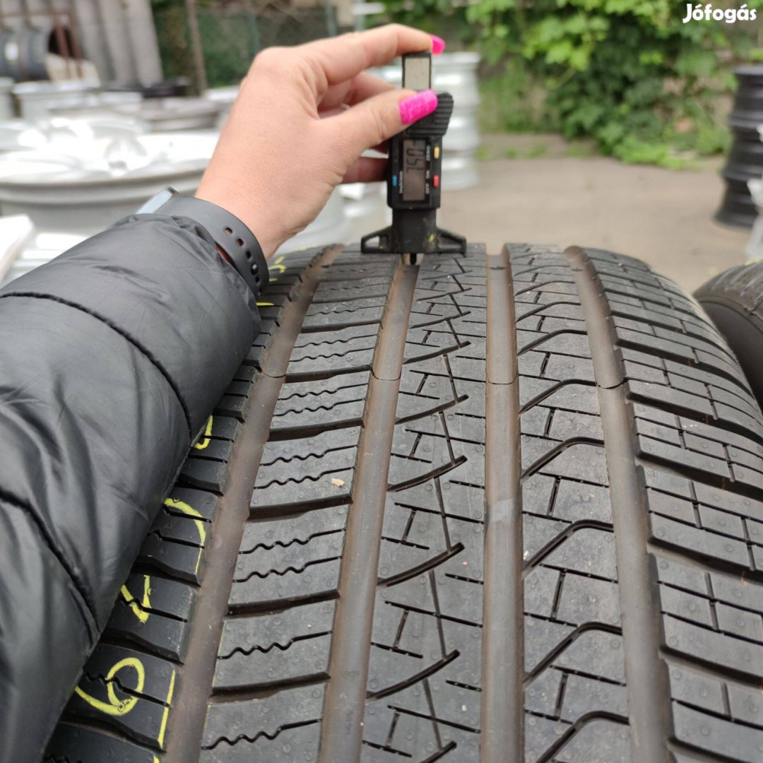 295/45 R20 Pirelli négyévszakos Defekttűrő gumi 150000ft a 4db /62/