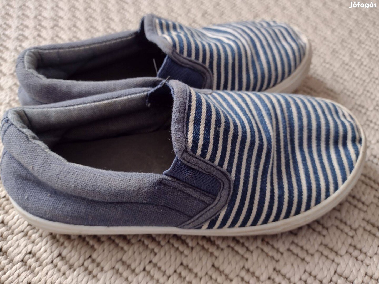29-es kék-fehér csíkos vászon tornacipő