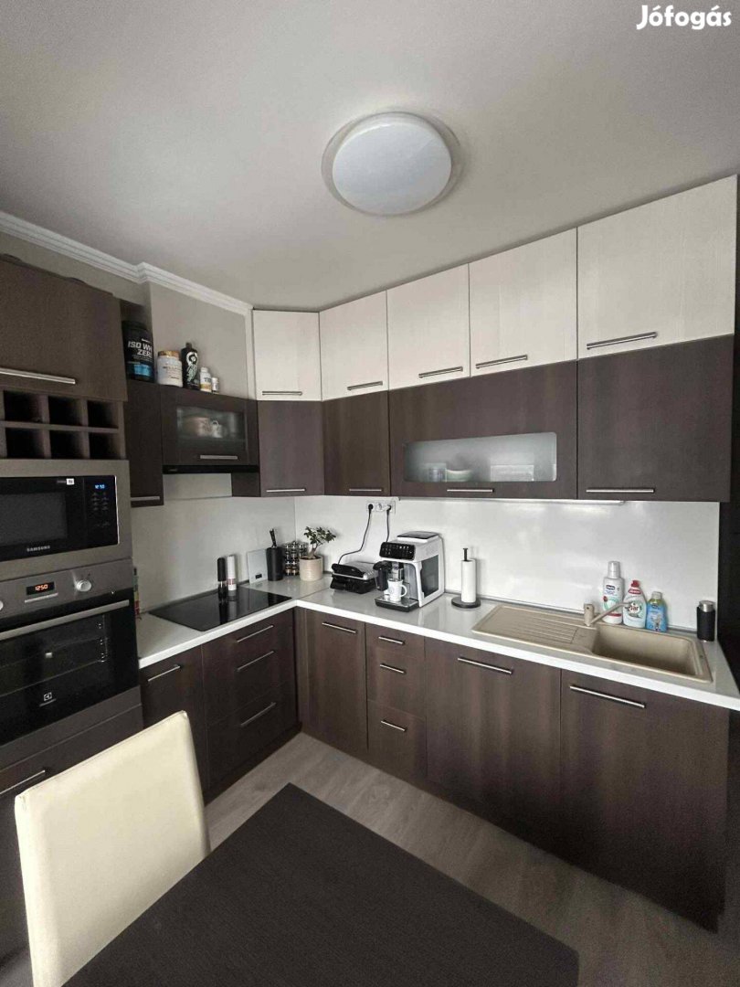 21 szobás, erkélyes, Felújított állapotú lakás eladó!