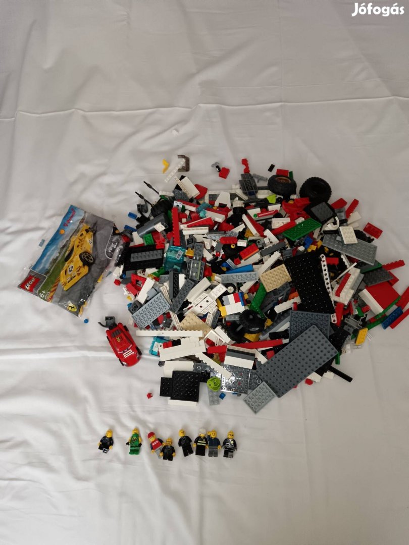 2,7 kg lego ömlesztve, 8 figurával eladó. 