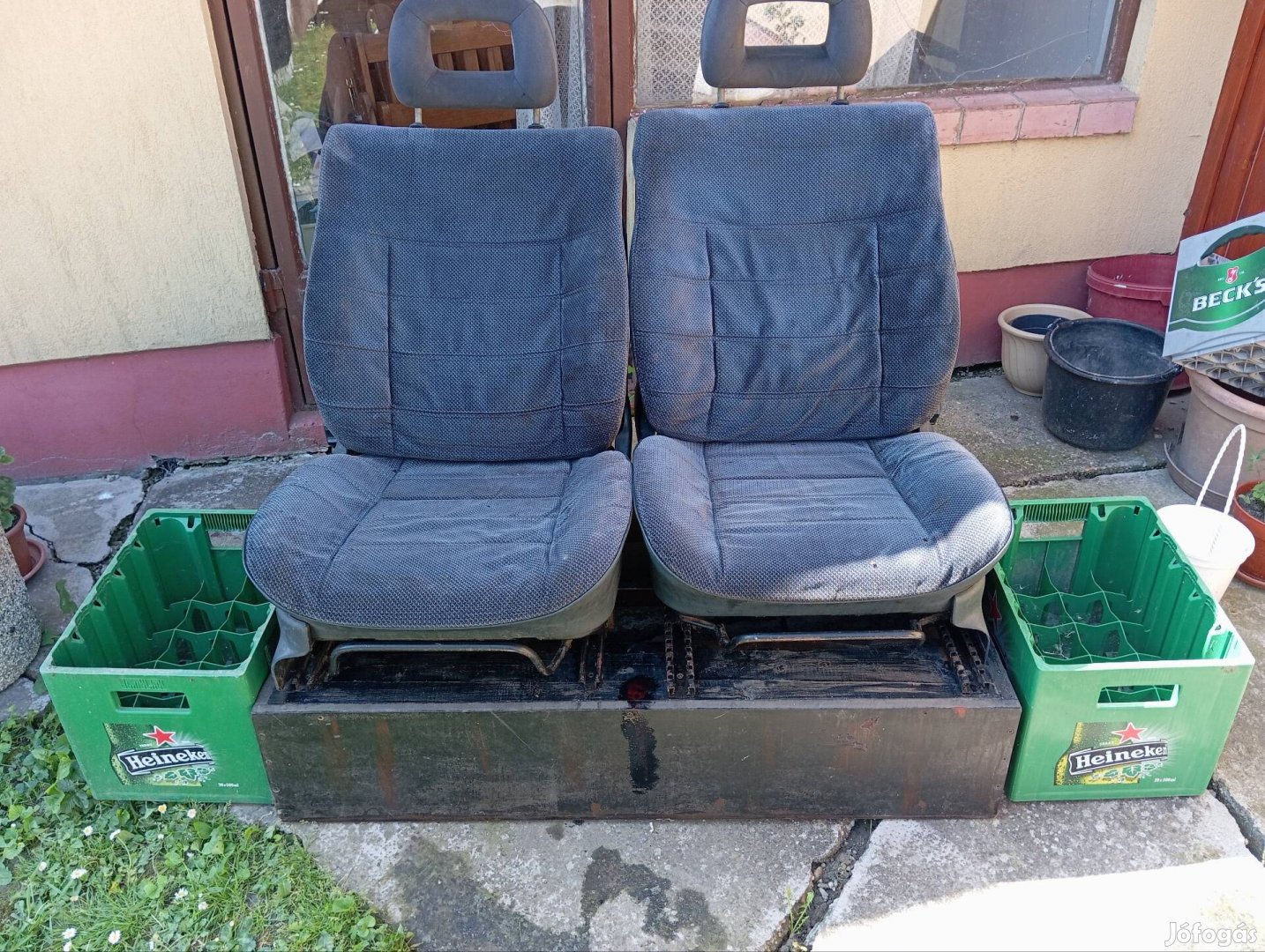 2 Db opel omega ülés , pódiumra szerelve .