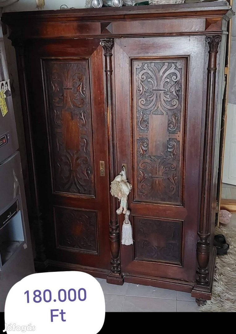 2 ajtós régi faragott szekrény
