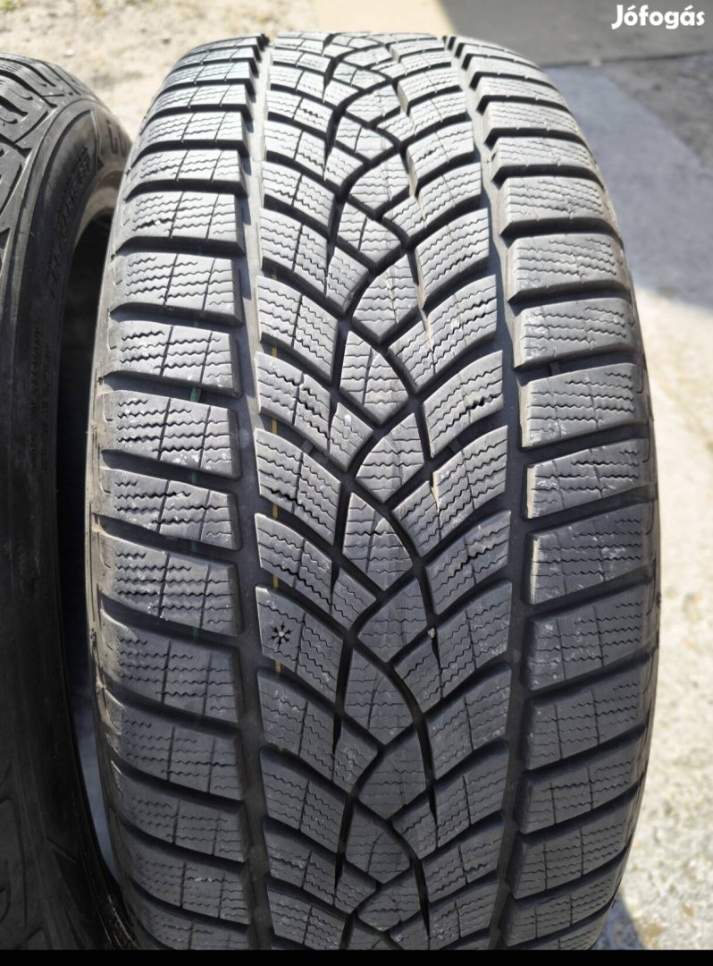 2 darab 225/45 R19 Goodyear téli gumi.