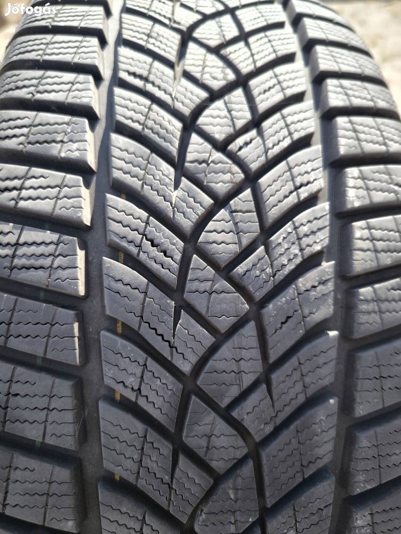 2 darab 225/45 R19 Goodyear téli gumi .