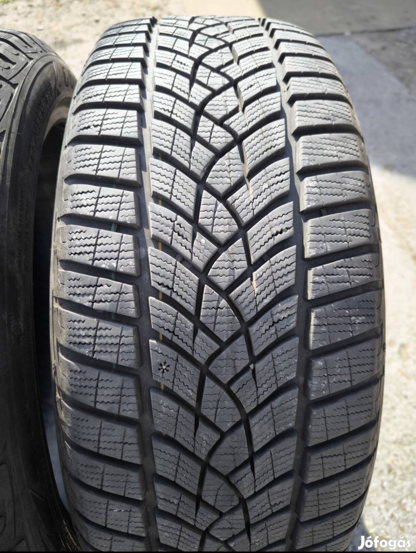 2 darab 225/45 R19 Goodyear téli gumi .