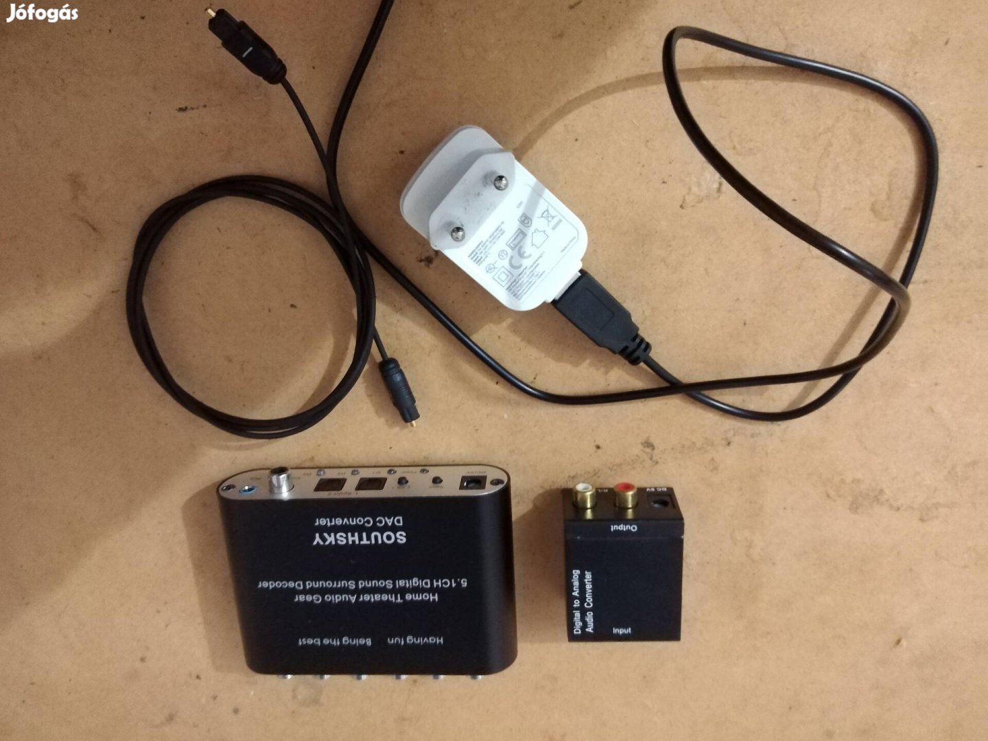 2 darab DAC (Digital-analog converter) 