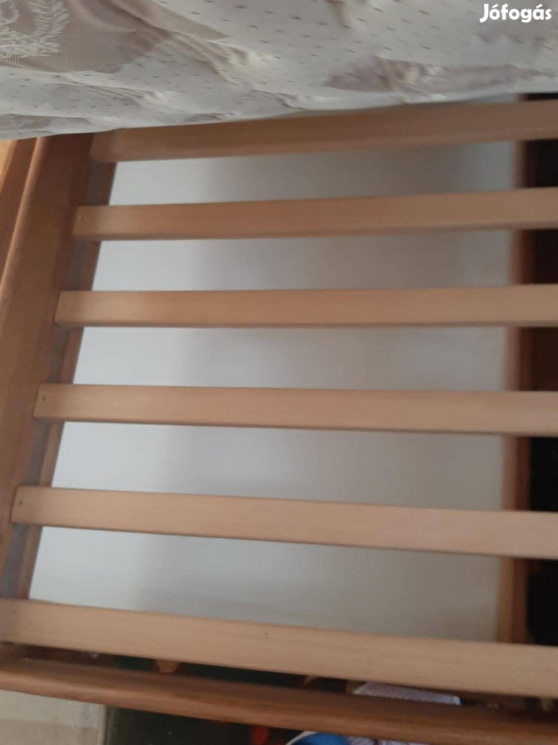 2 darab faágykeret rácsozattal, 90x200 matraccal, görgős ágynemű tartó