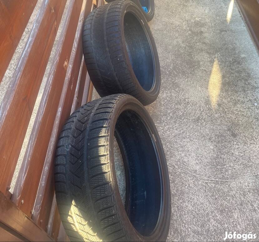 2 db 235/35 R19 Pirelli Sottozero 3 téli gumi