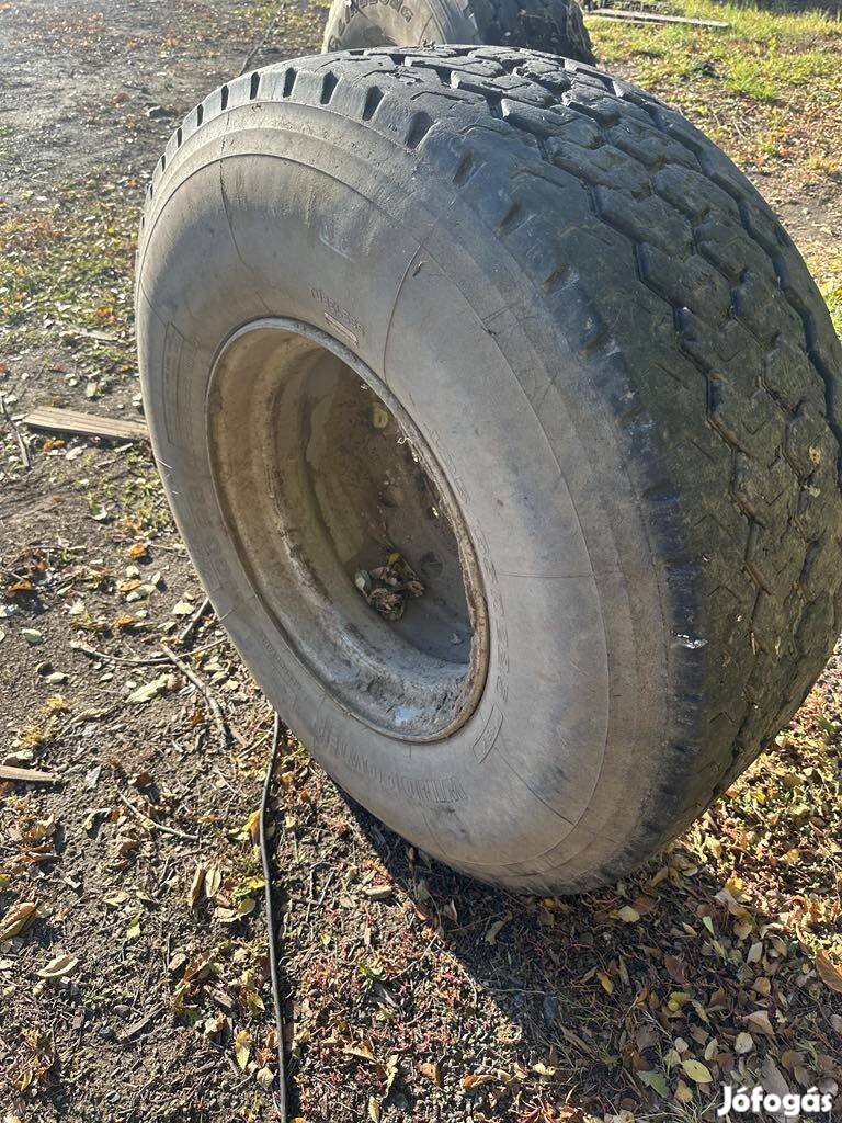 2 db 445/65 R 22,5 méretű gumi felnivel eladó