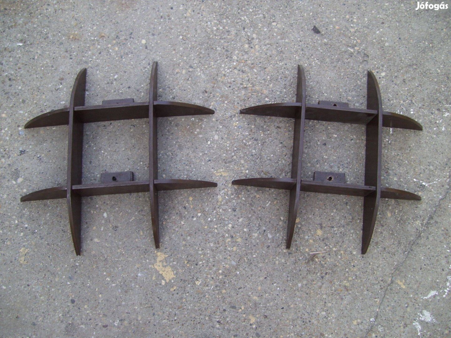 2 db 50x50 cm-es falipolc egyben eladó!