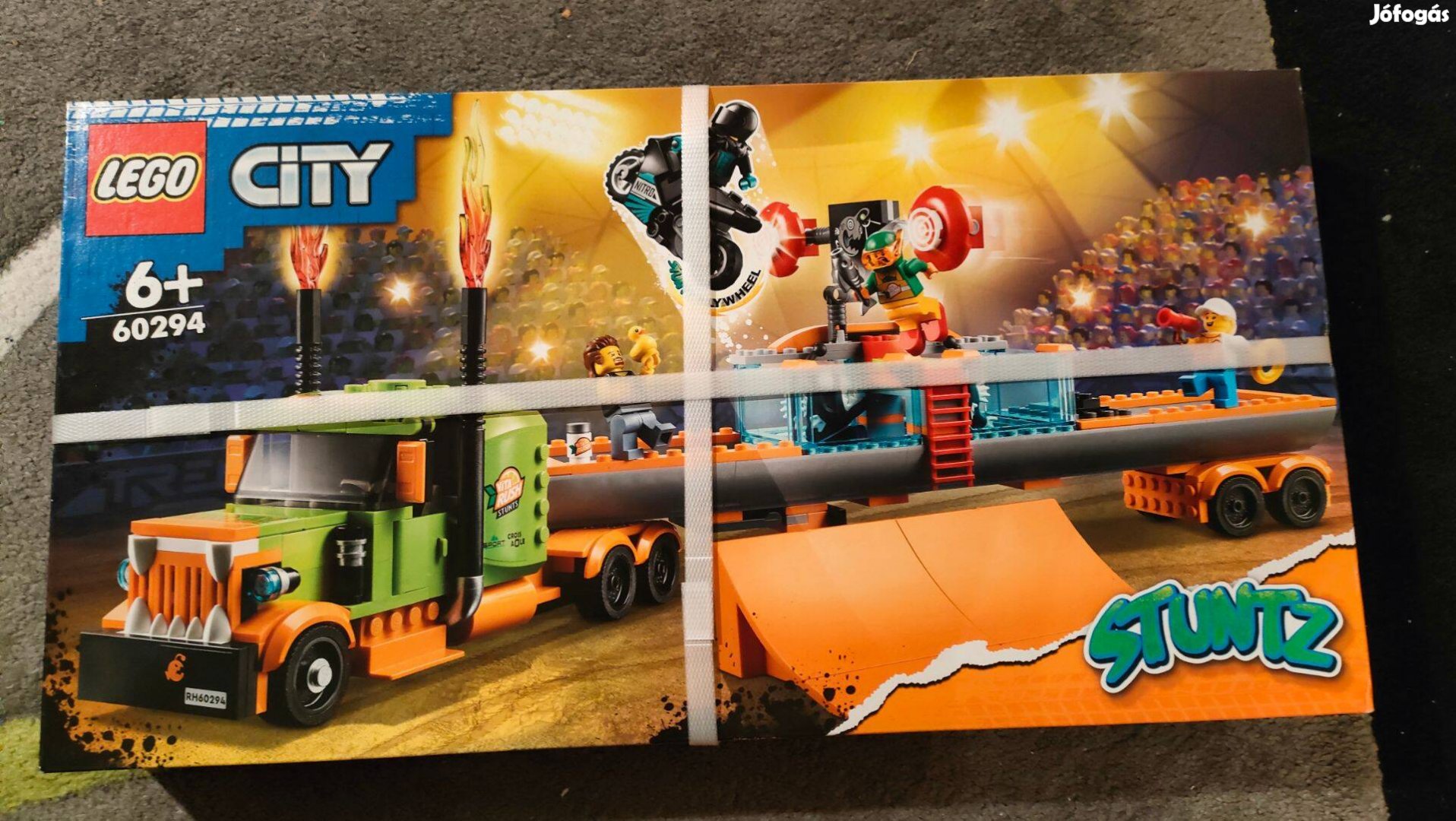 2 db Ajándéknak is új LEGO City Kaszkadőr show teherautó (60294), kami