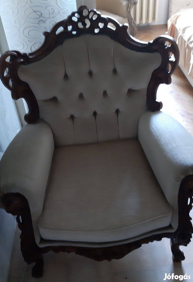 2 db Fa lábakon álló fotel, faragott díszítéssel