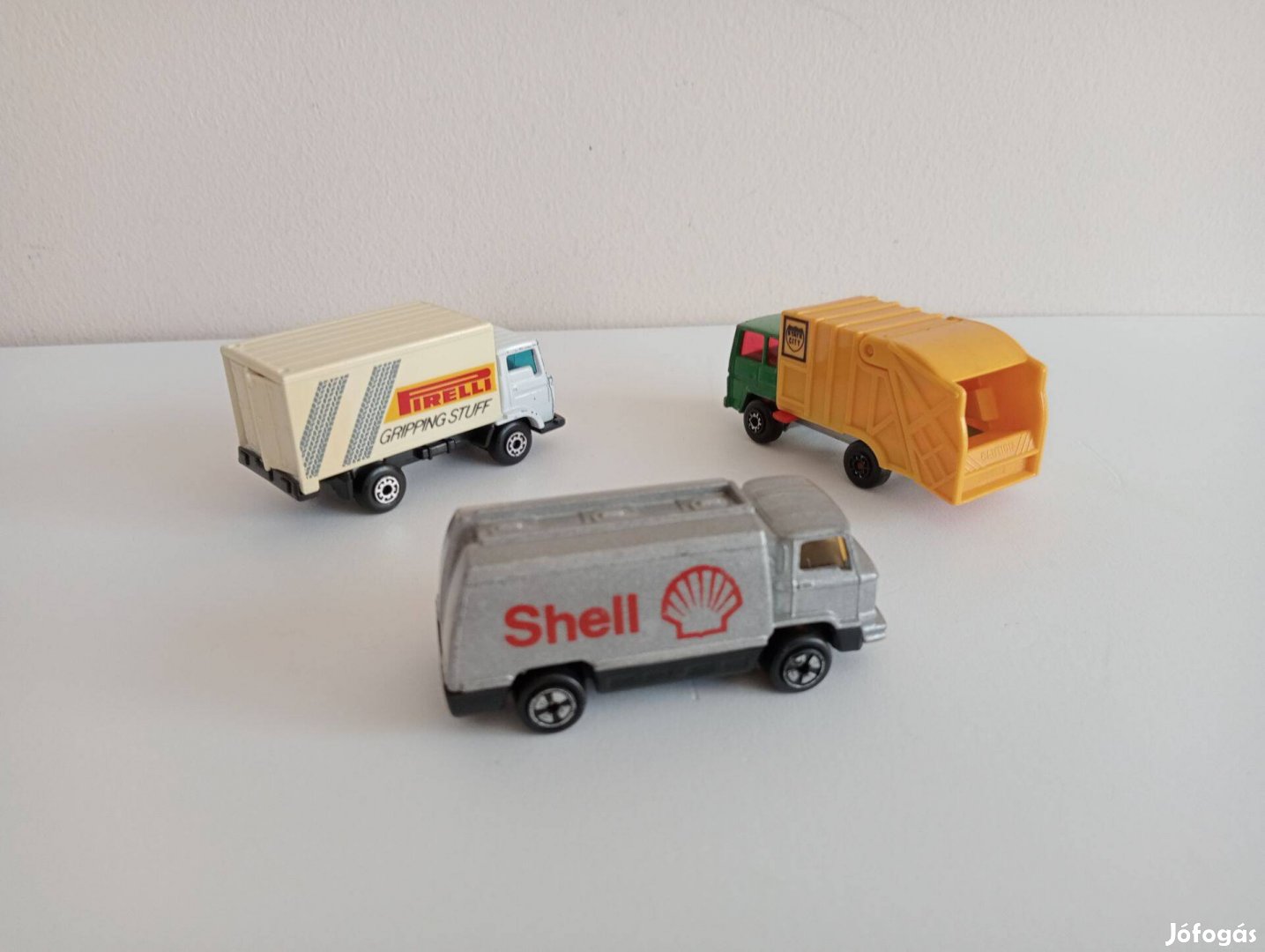 2 db Matchbox teherautó Refuse Truck, Pirelli Dodge Commando,