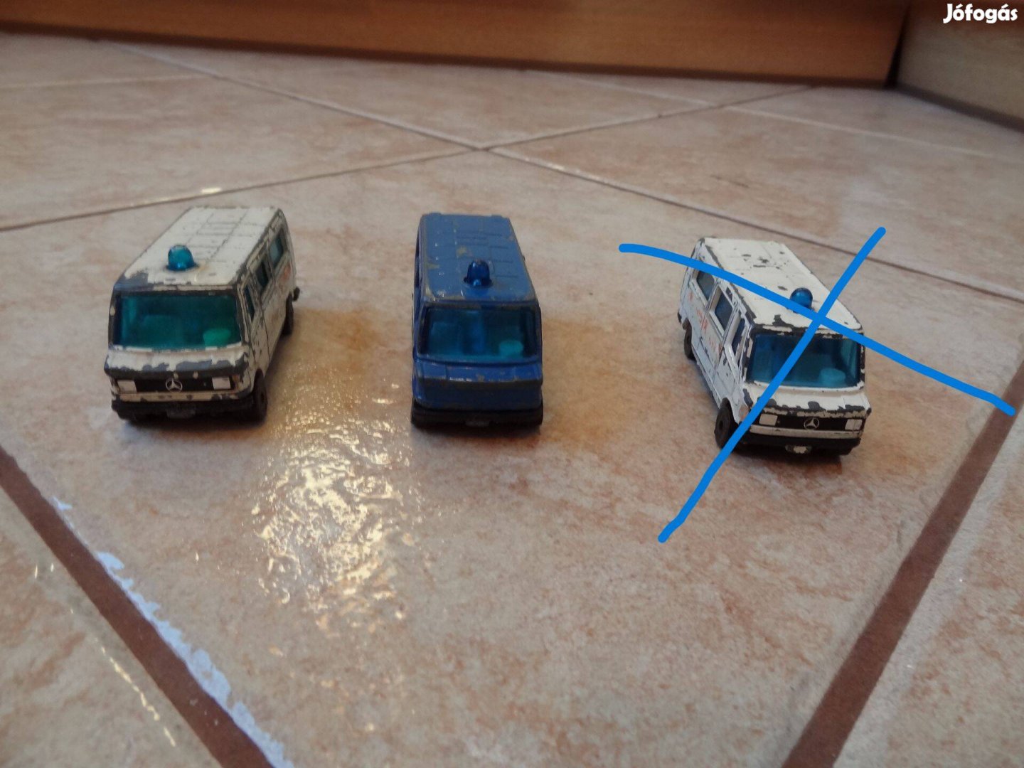 2 db Metalcar Mercedes 208D mentő/rendőr mikrobusz kisautó matchbox