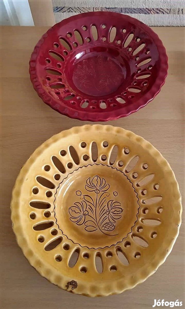 2 db. gyönyörű mázas virágos karcagi kerámia áttört falitál