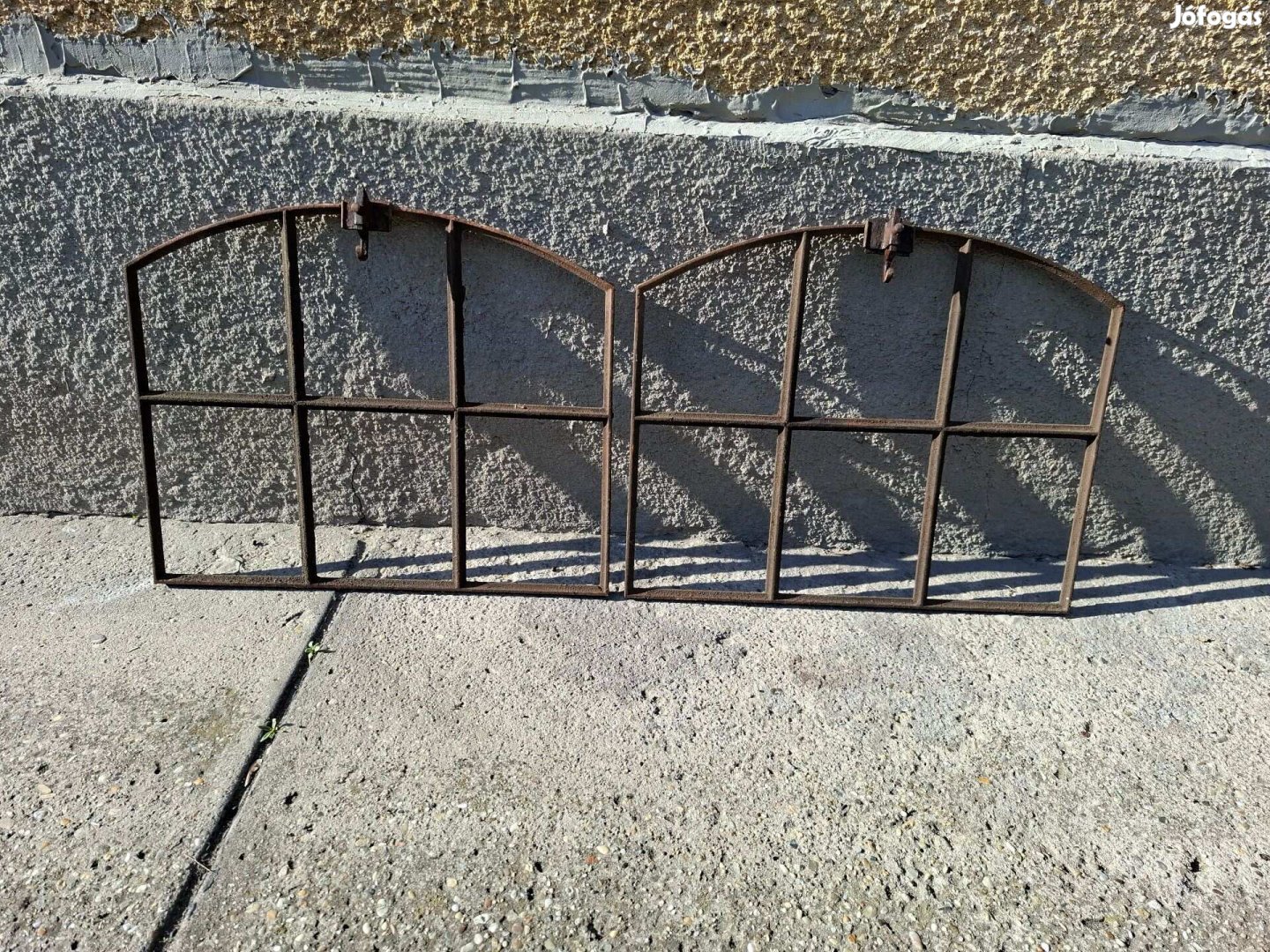 2 db antik kovácsoltvas ablak