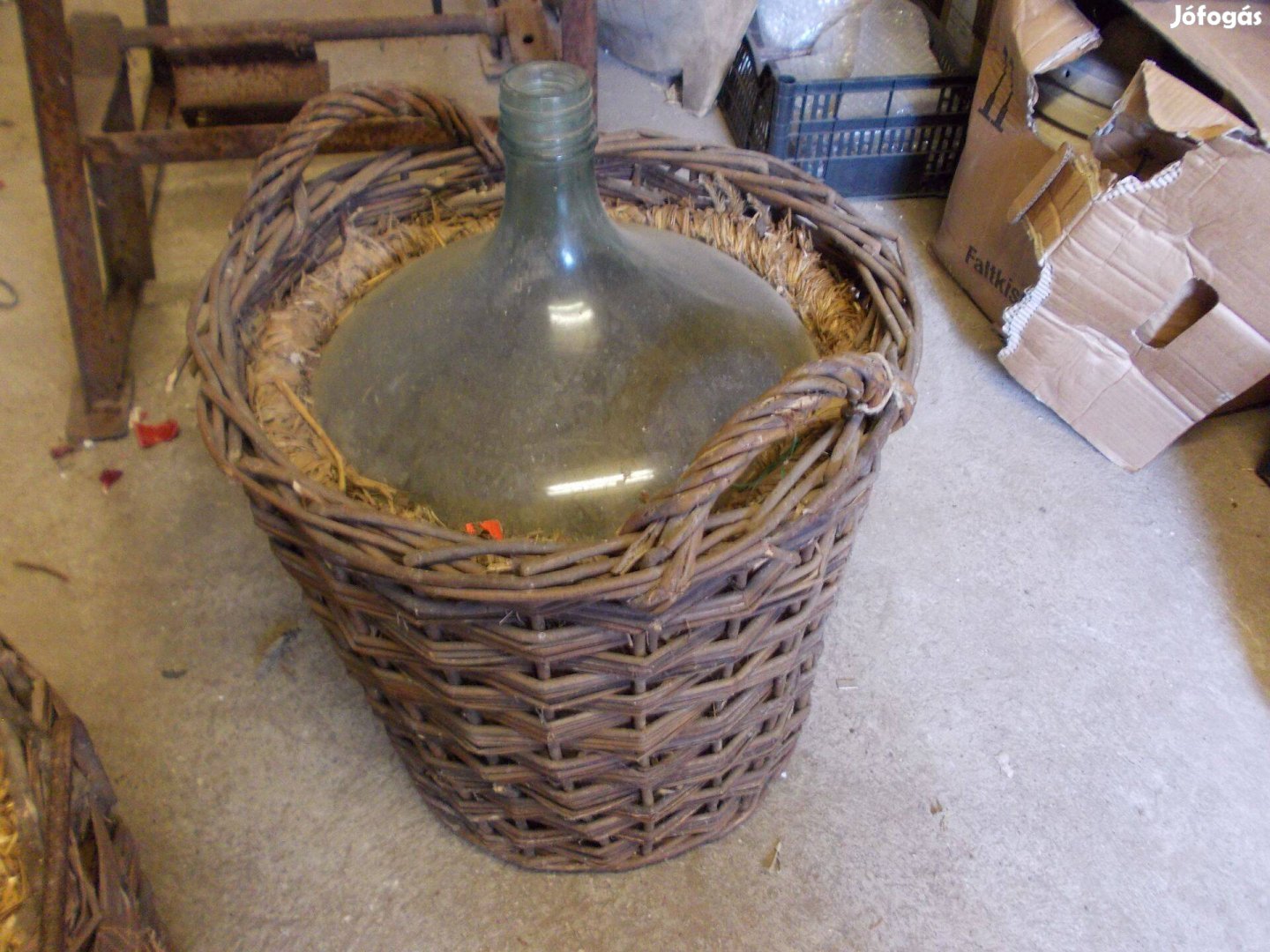 2 db antik üveg boros demizson, fonott kosárban, kb 30 literes