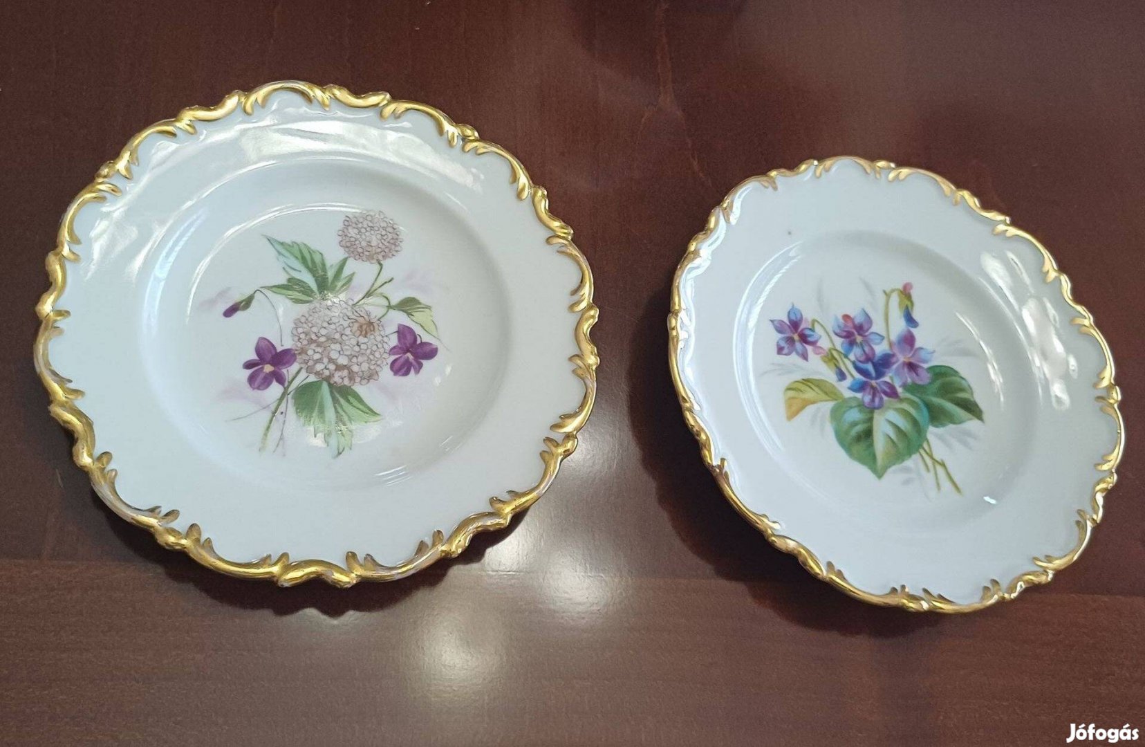 2 db aranyozott szélű virágos porcelán tányér