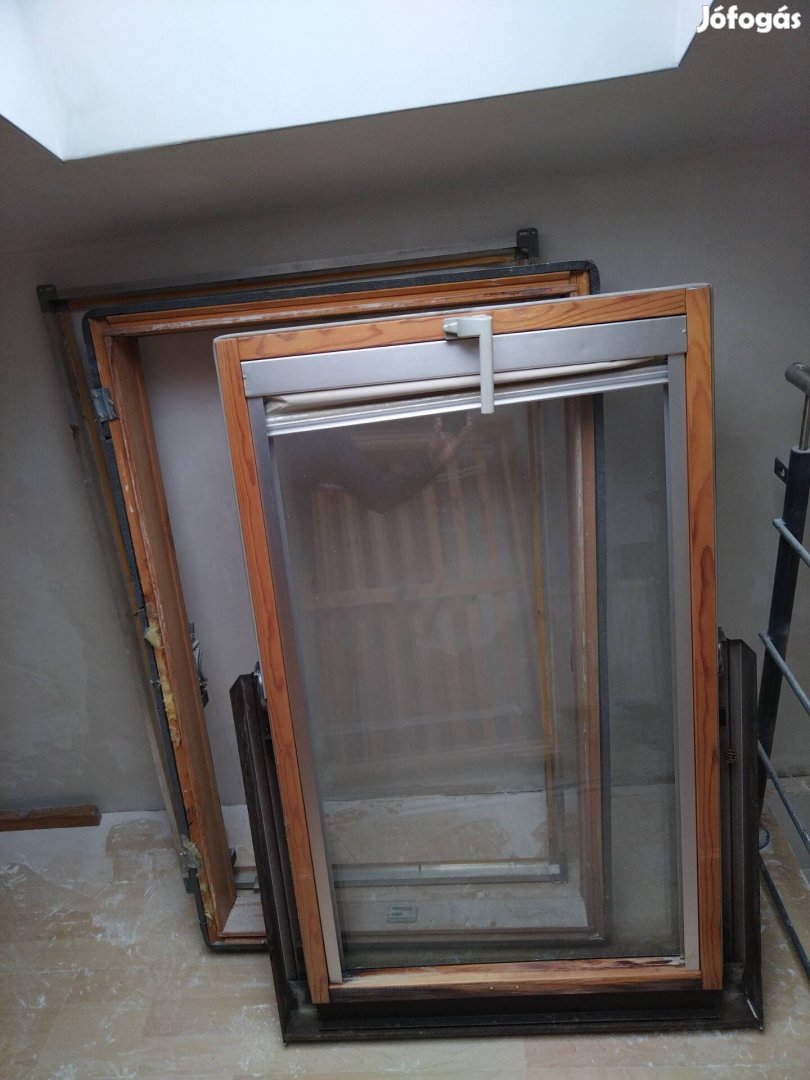 2 db bontott műanyag 1 db fa Schindler tetőtéri ablak