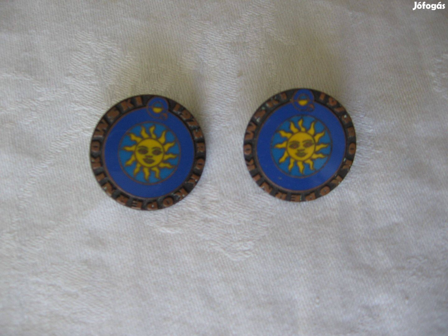 2 db egyforma kitűző a Kopernikusz év emlékére