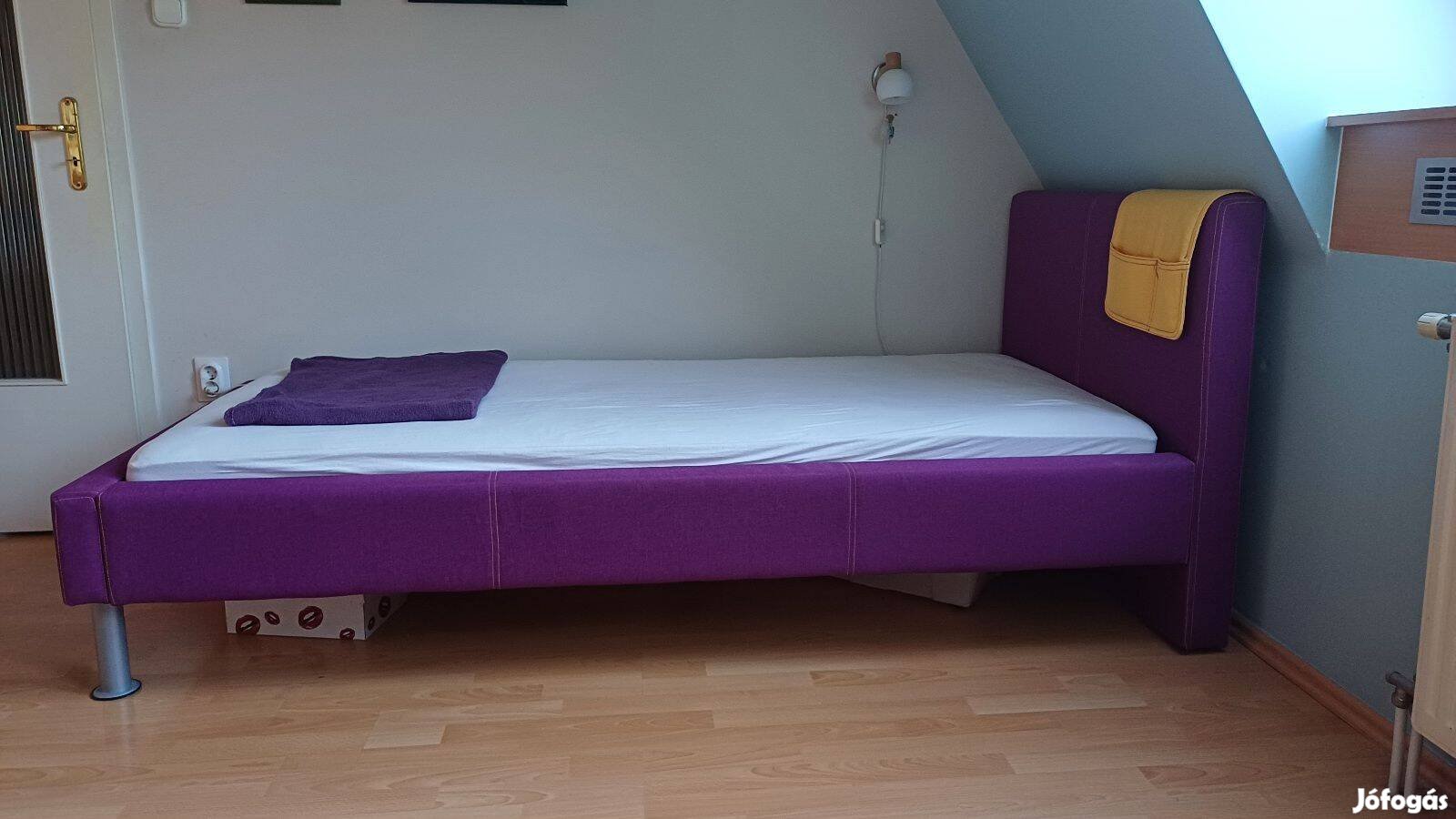 2 db egyszemélyes ágy 90x200 cm, ajándék ágytakaróval