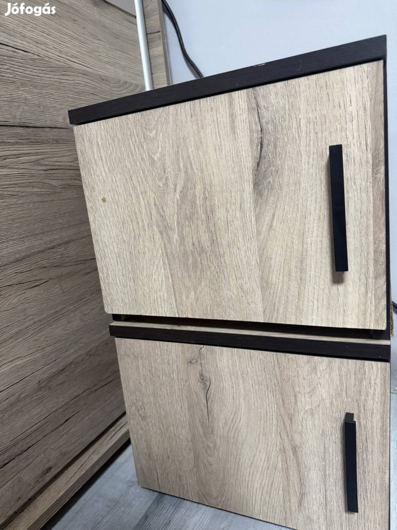 2 db falra szerelhető szekrényéjjeli szekrény