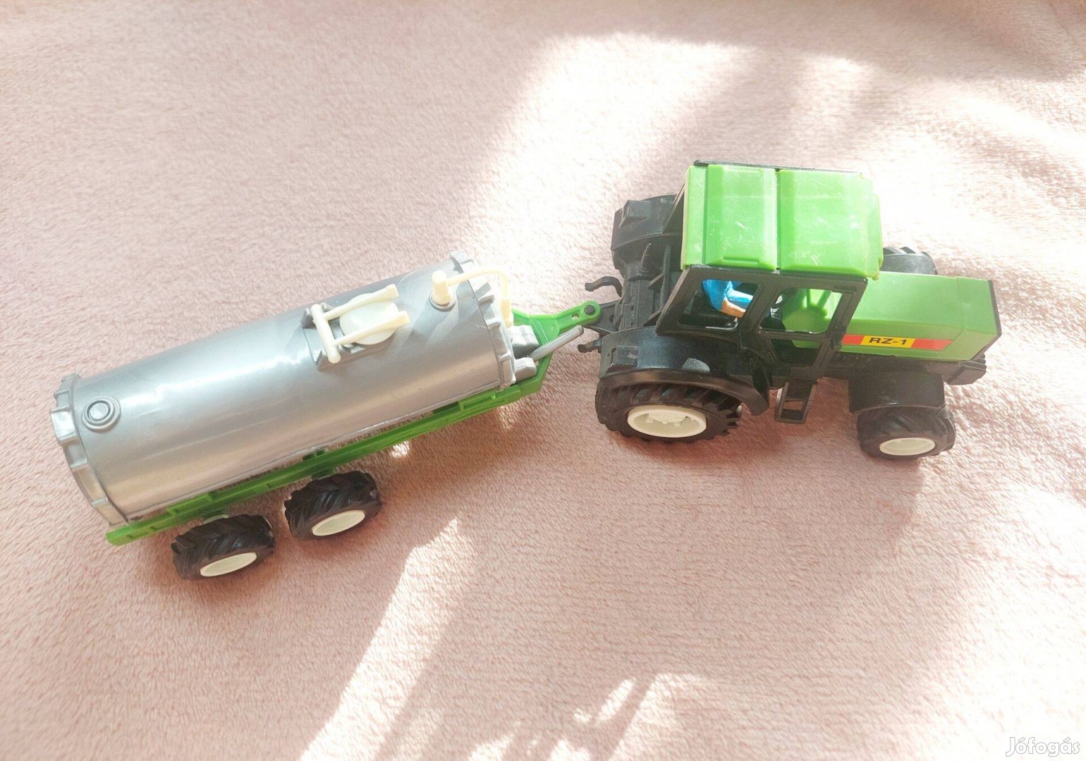 2 db játéktraktor