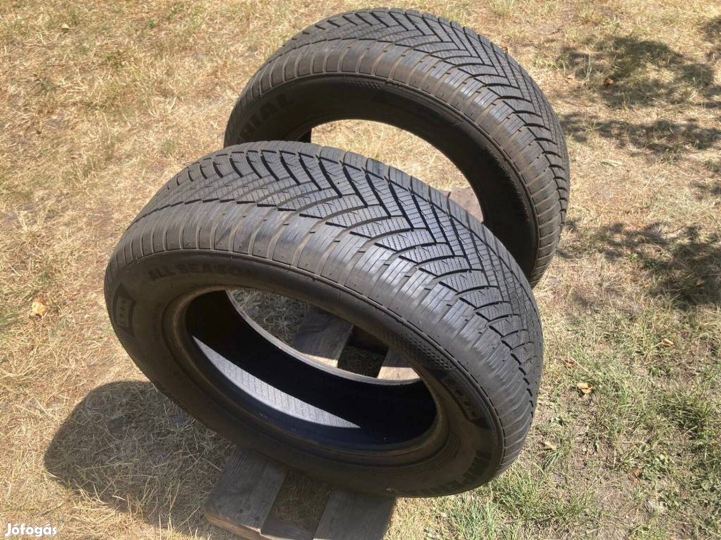 2 db négyévszakos gumi 215/60 R16
