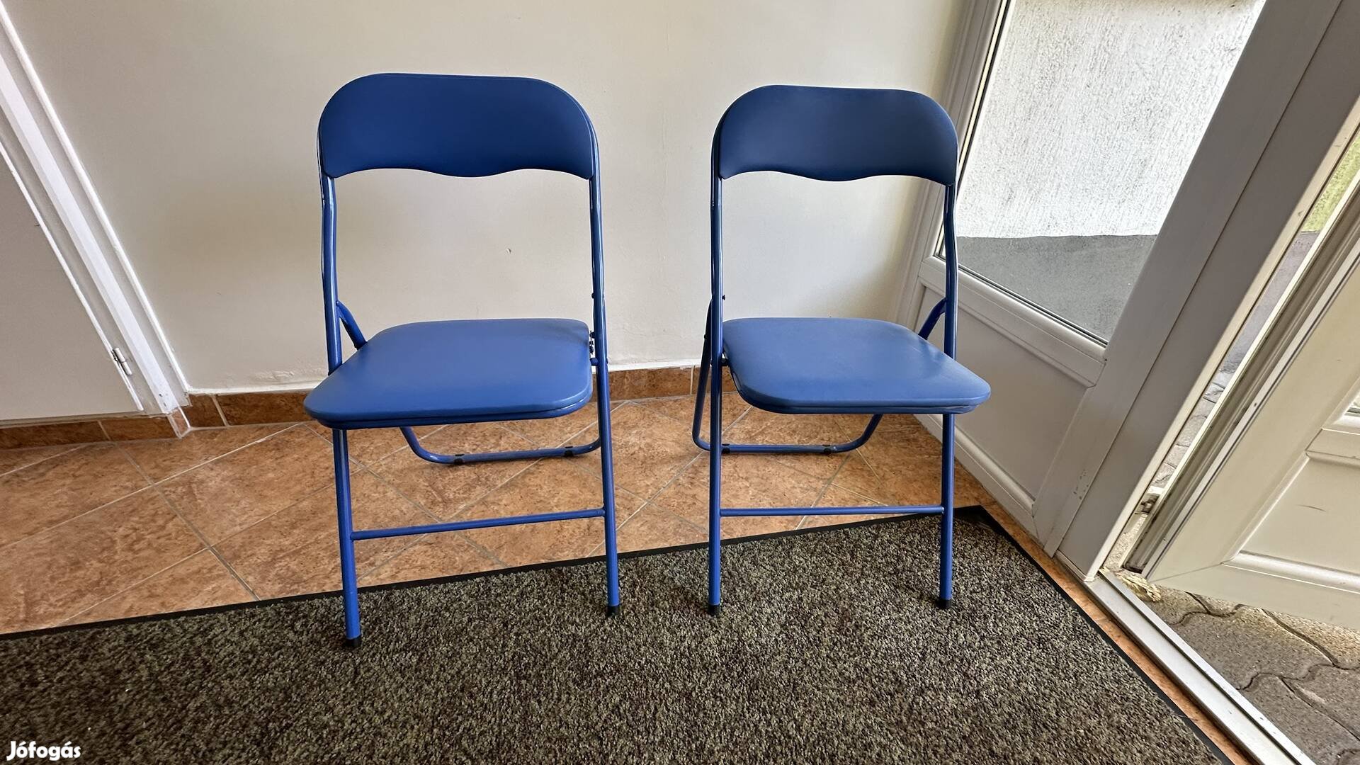 2 db összecsukható szék eladó! Teljesen új!