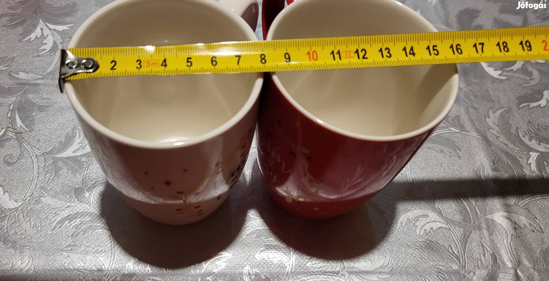 2 db piros és krém színű  karácsonyi bögre együtt.