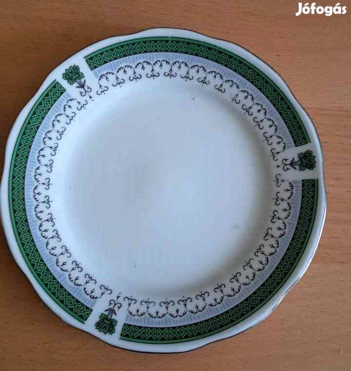 2 fajta márkájú, mintájú hiányos porcelán tányérsor