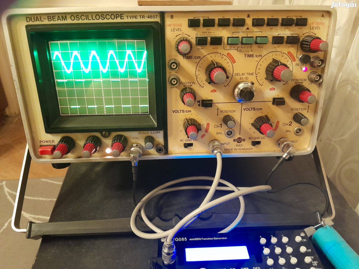 2 sugaras 30Mhz-es oszcilloszkóp
