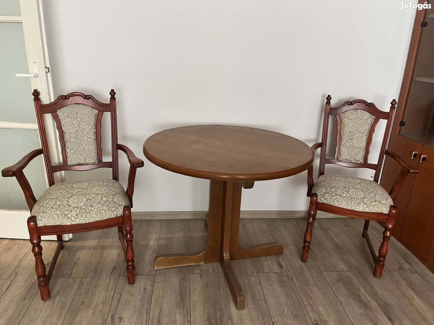 2 szék asztal