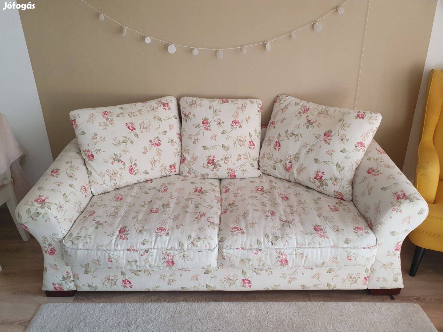 2-személyes , provence-i stílusú kihúzható kanapé