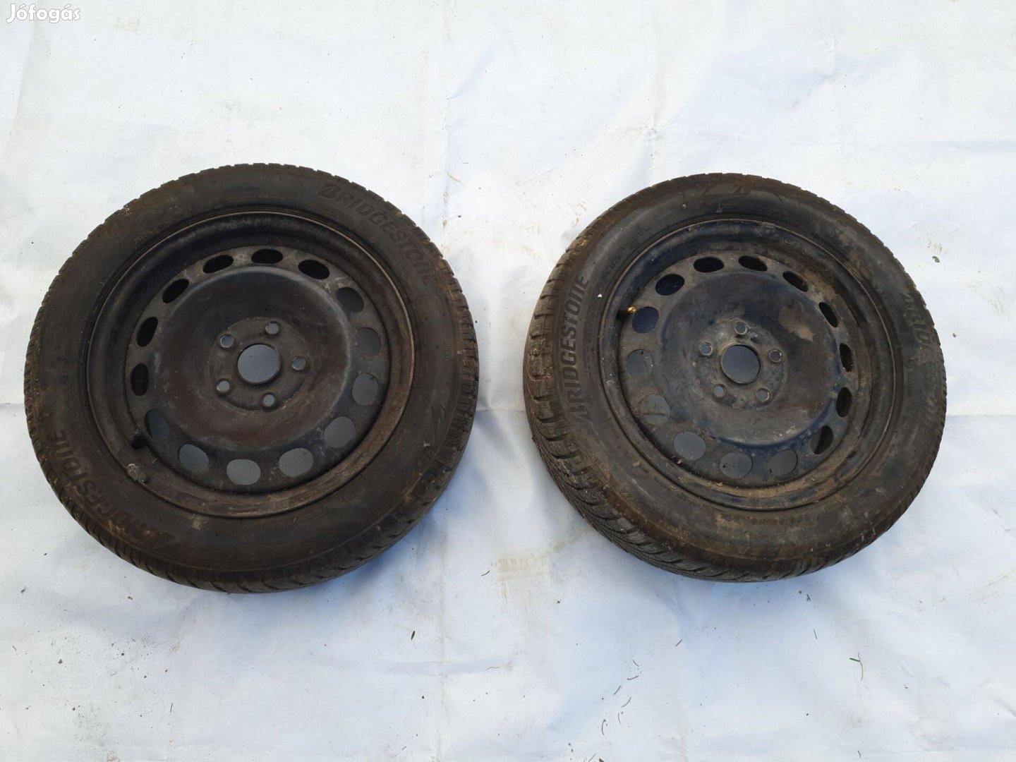2 x Bridgestone 205/55R16 téli gumi acélfelnikkel, profil mélysége 5mm