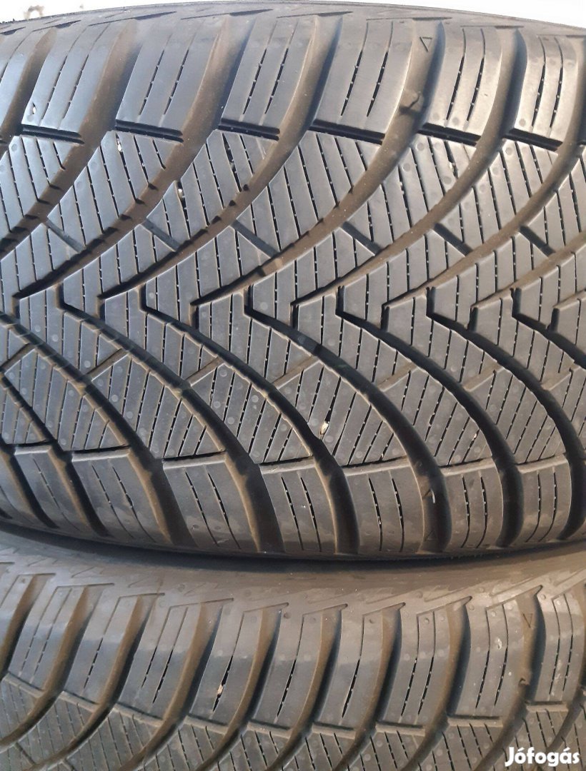 2db 215/60R17 100V Kumho Solus4S HA32 SUV négyévszakos gumi